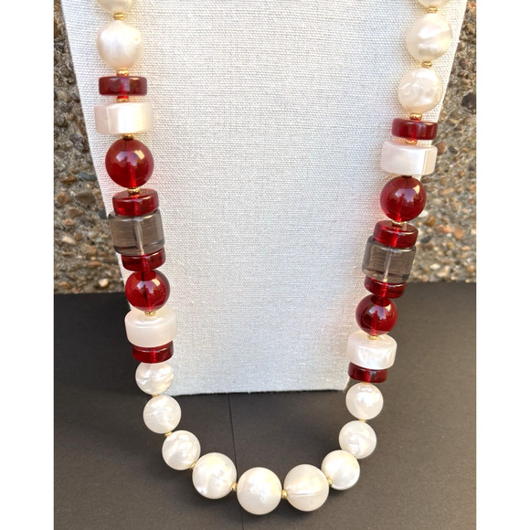 Vintage Joan Rivers Acrylic Lucite Strand Necklace White Red Chunky Gold Tone - Picture 3 of 10